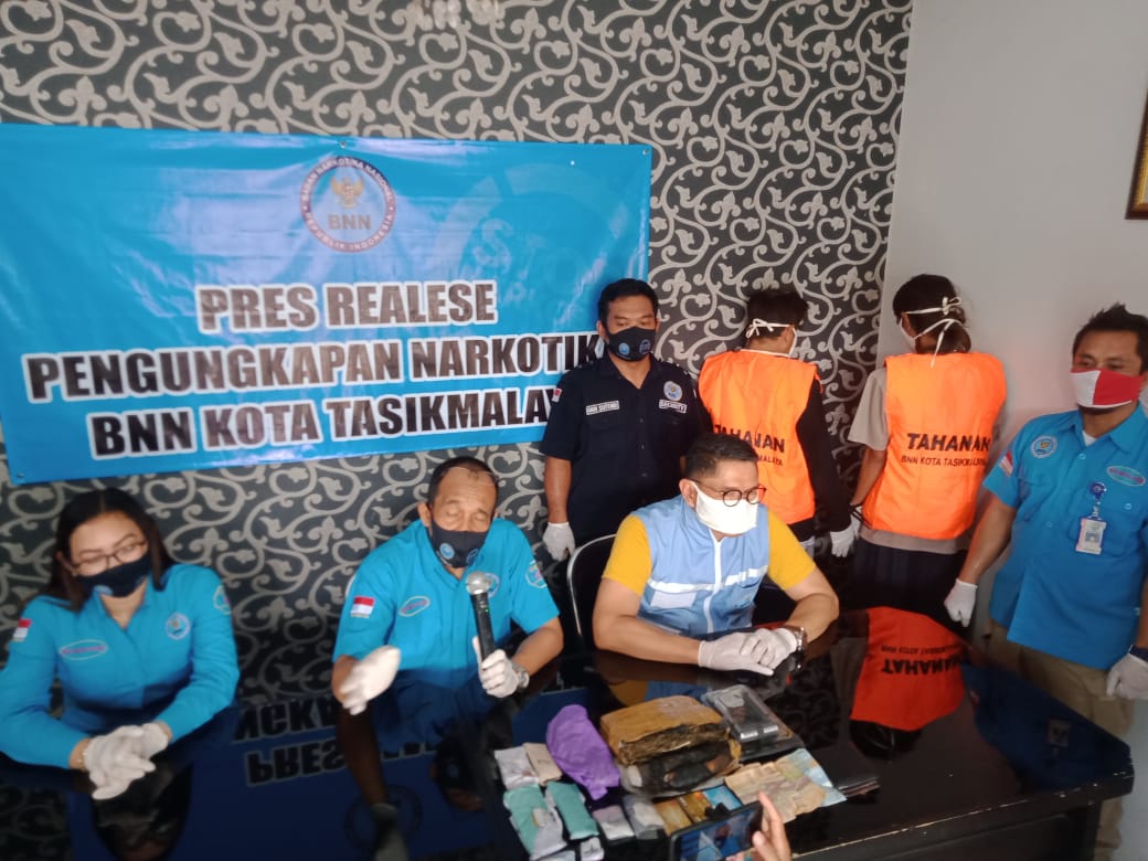Pengungkapan Peredaran Gelap Narkoba 1Kg Ganja Pengungkapan Peredaran Gelap Narkoba 1Kg Ganja